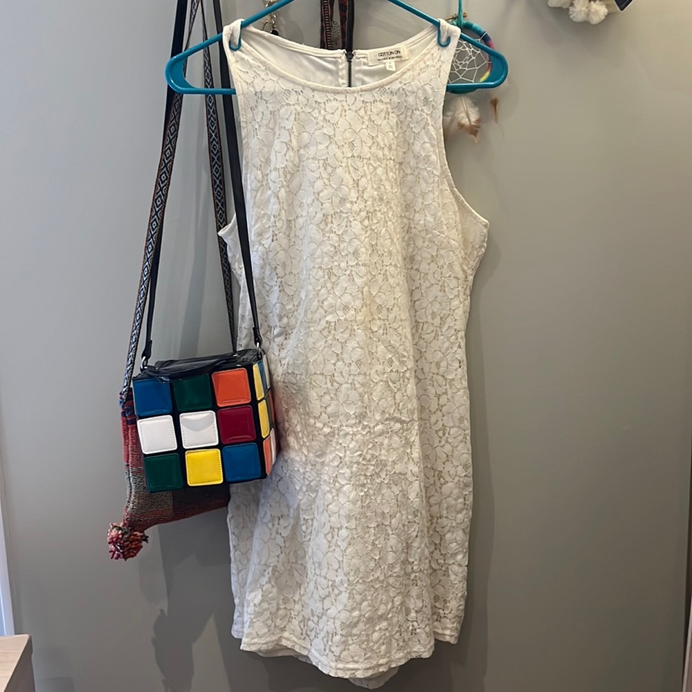 Sleeveless lace white shift dress
